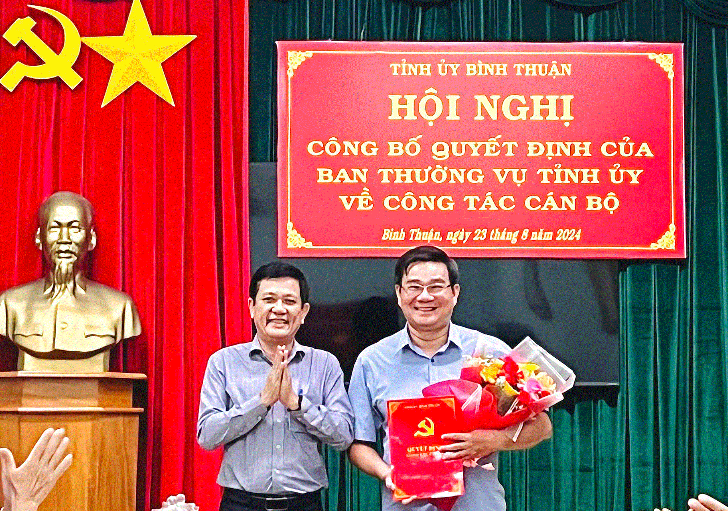 Ông Nguyễn Thanh Nam (trái) trao quyết định cho tân Trưởng Ban Dân vận Tỉnh ủy Bình Thuận Đỗ Thái Dương. Ảnh: BBT sở Nội vụ