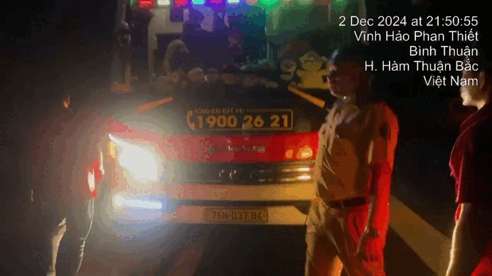 Vì sao CSGT xử phạt tài xế dừng xe trên cao tốc để khách đi vệ sinh?