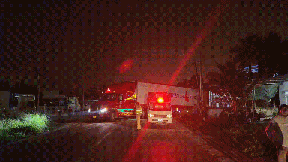 Xe đầu kéo lùi vào vựa thanh long va chạm xe máy làm 1 người tử vong