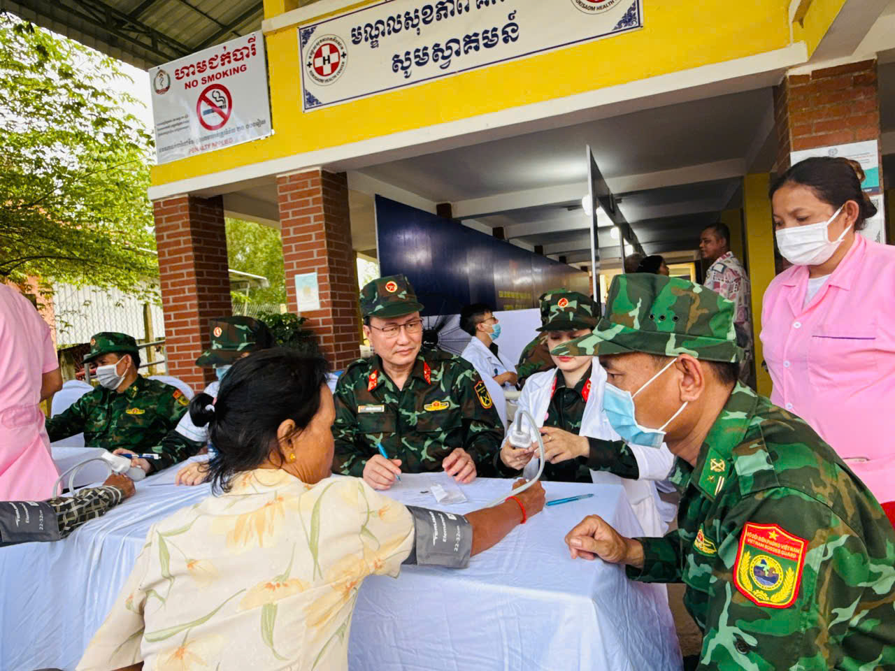 Đội ngũ y bác sỹ Bệnh viện Quân y 175 khám bệnh, phát thuốc cho người dân Campuchia.