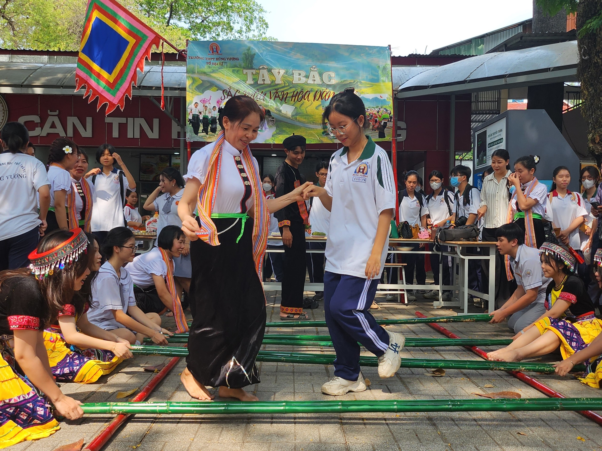 Học sinh Hùng Vương 'vui hết sảy' trong ngày học tập trải nghiệm