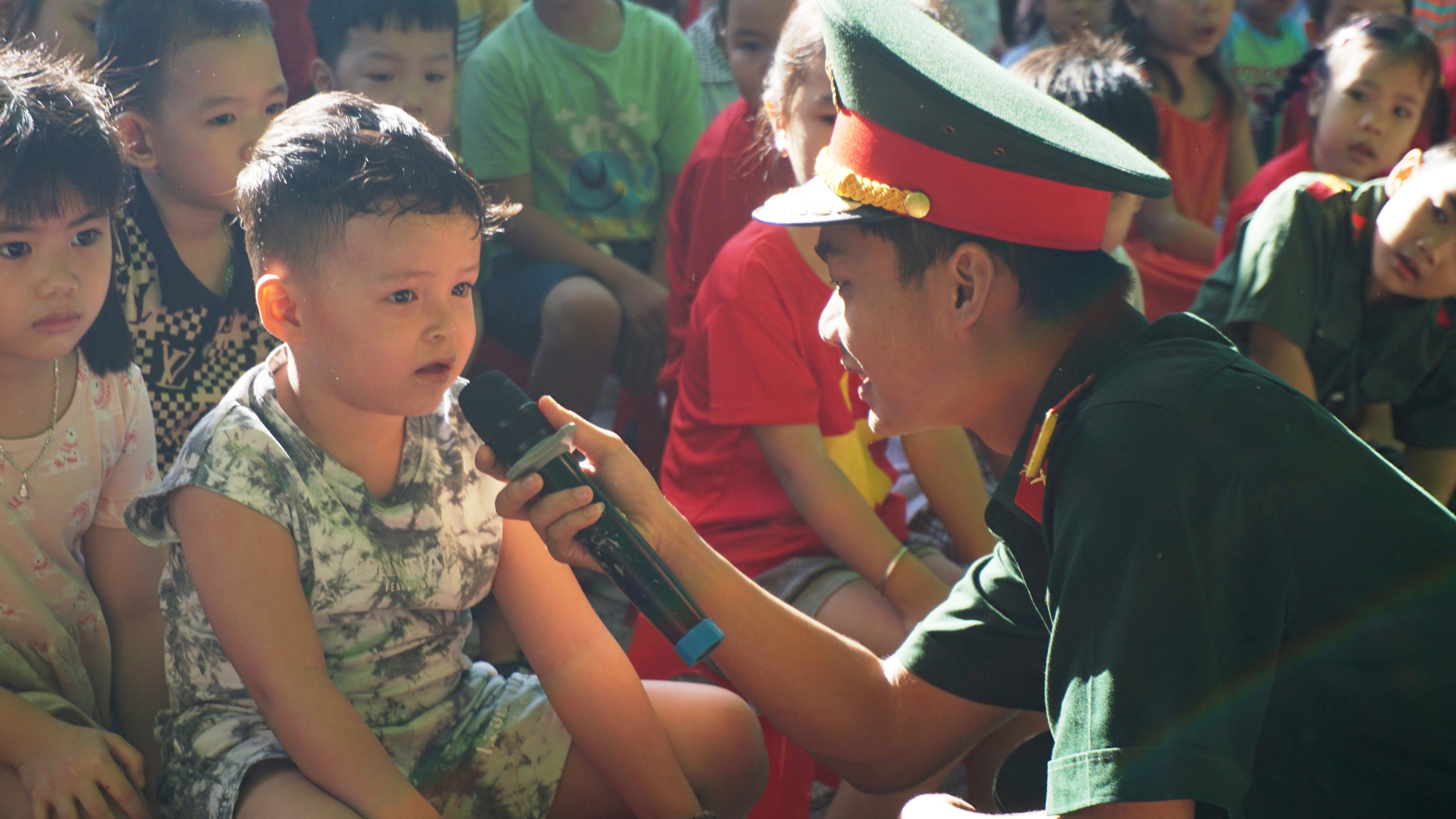 Trẻ mầm non thích thú khi được giao lưu với chú bộ đội