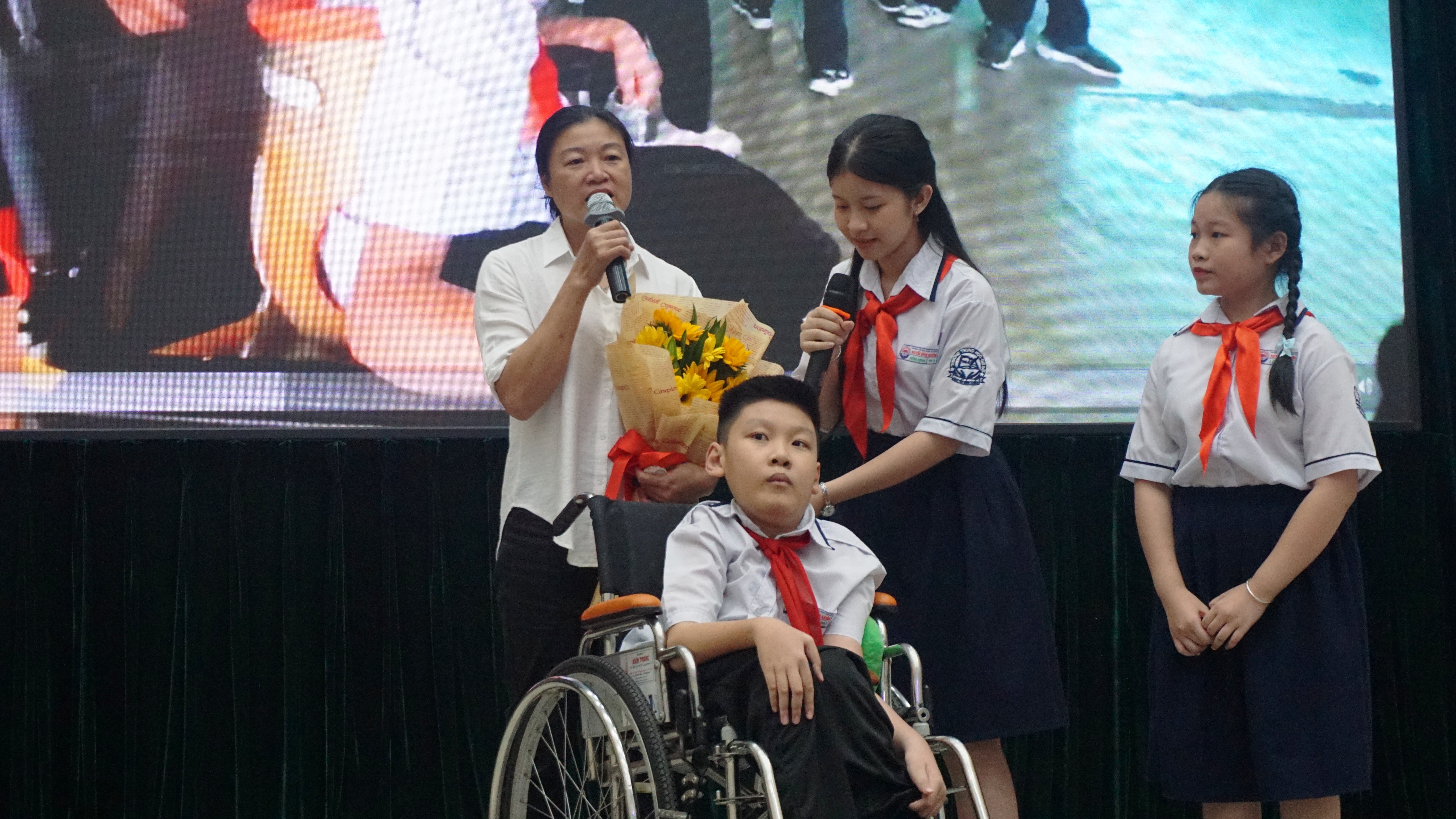 Mẹ bật khóc tại hội thi ‘Nét đẹp trường em’