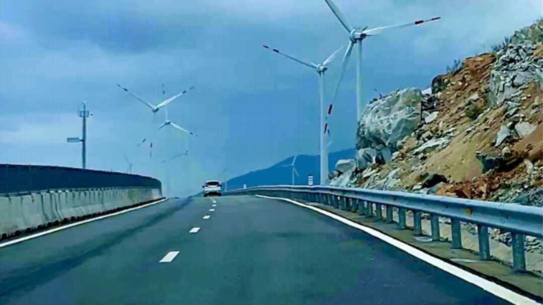 Ô tô chuyển làn không xi nhan trên cao tốc sẽ bị phạt bao nhiêu?