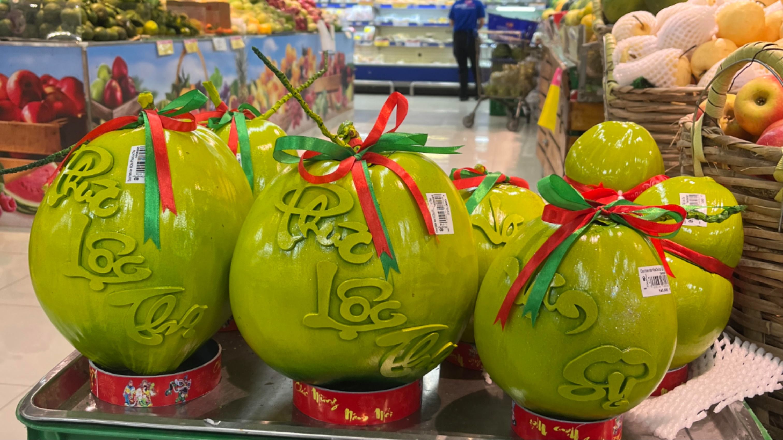 Chưa Tết nhưng chợ truyền thống tăng giá, còn siêu thị giảm để kích cầu