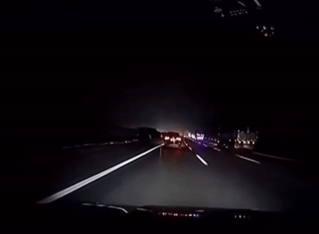 Bị bánh xe rơi trúng khi đang đi trên cao tốc