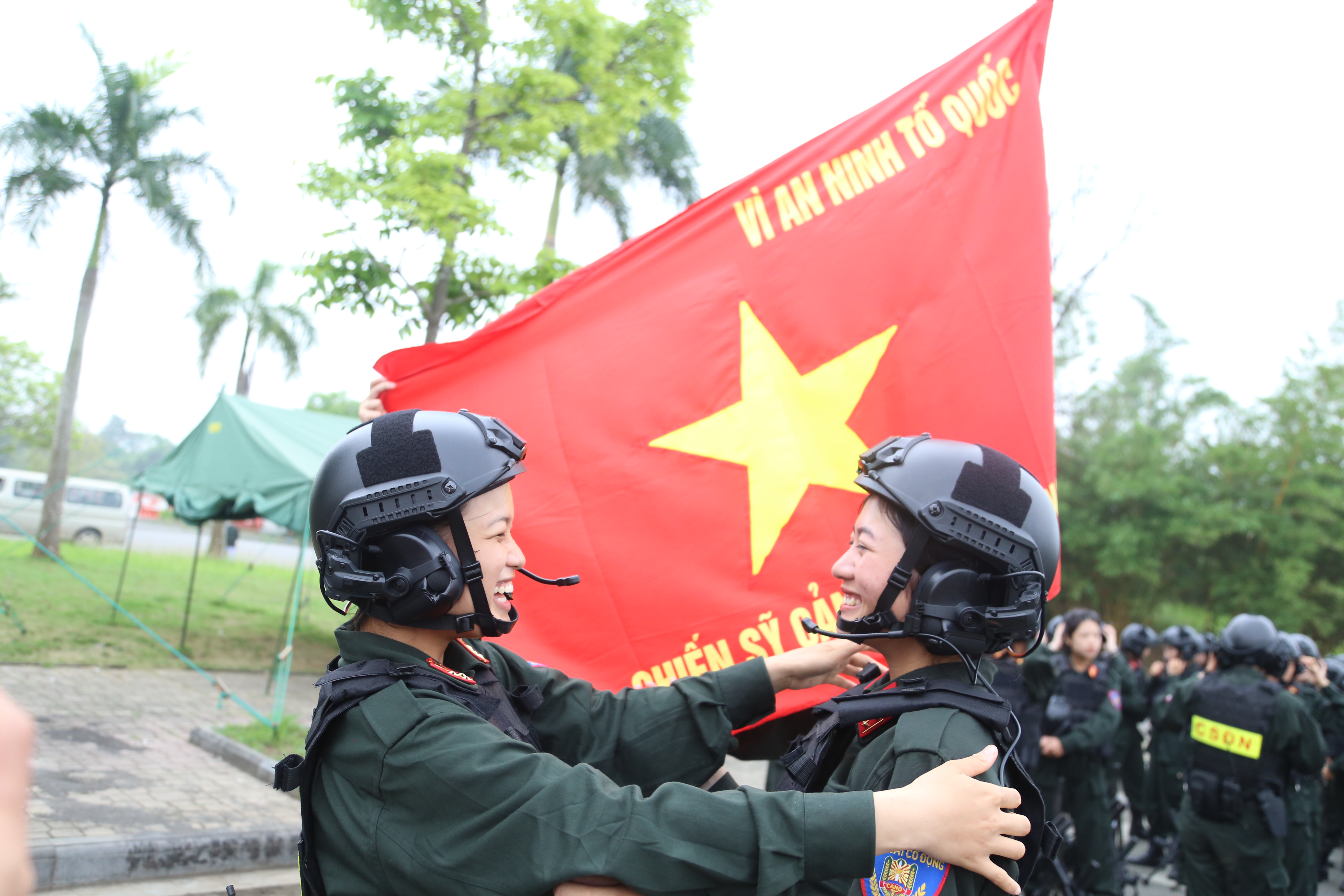 Phút nghỉ ngơi của những ‘Bông hồng thép’ trên thao trường tập luyện diễu binh