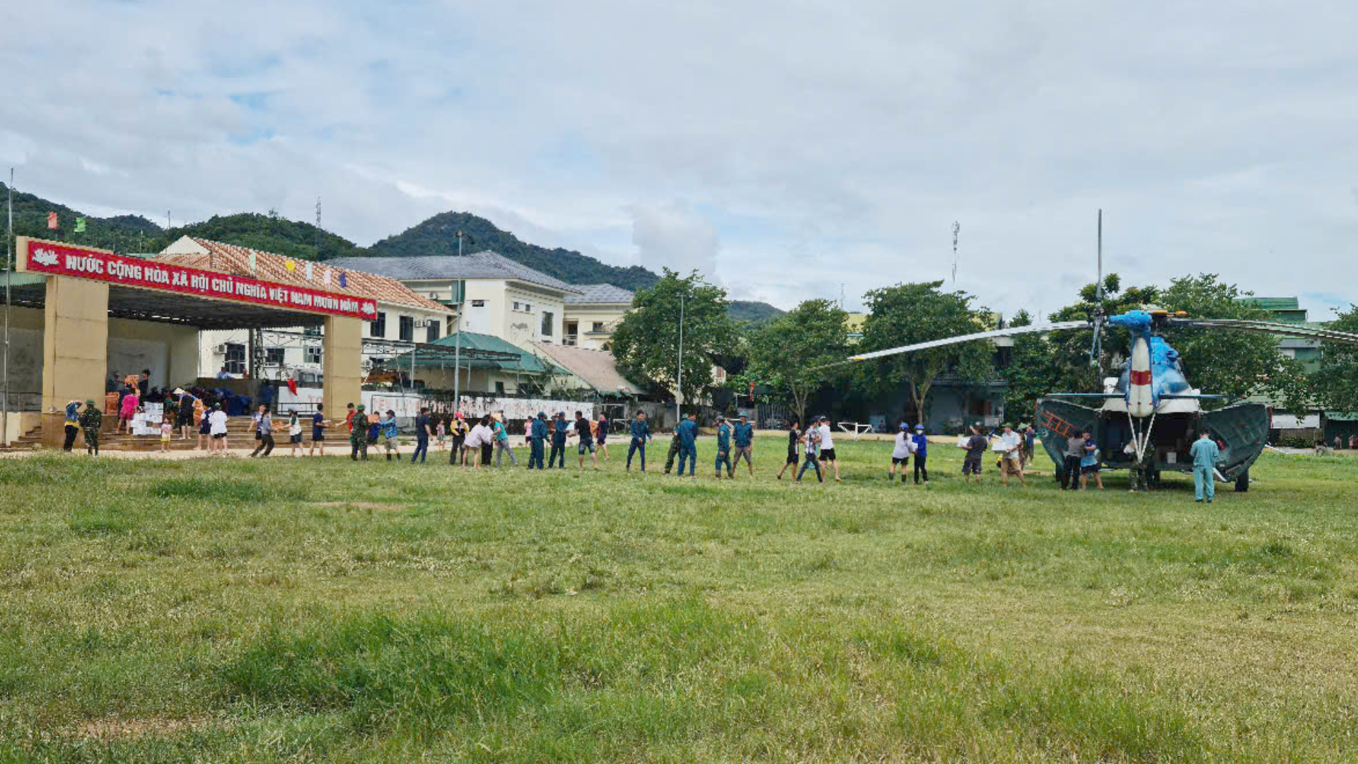 Hình ảnh trực thăng chở hàng thiết yếu đến với người dân vùng lũ Nghệ An