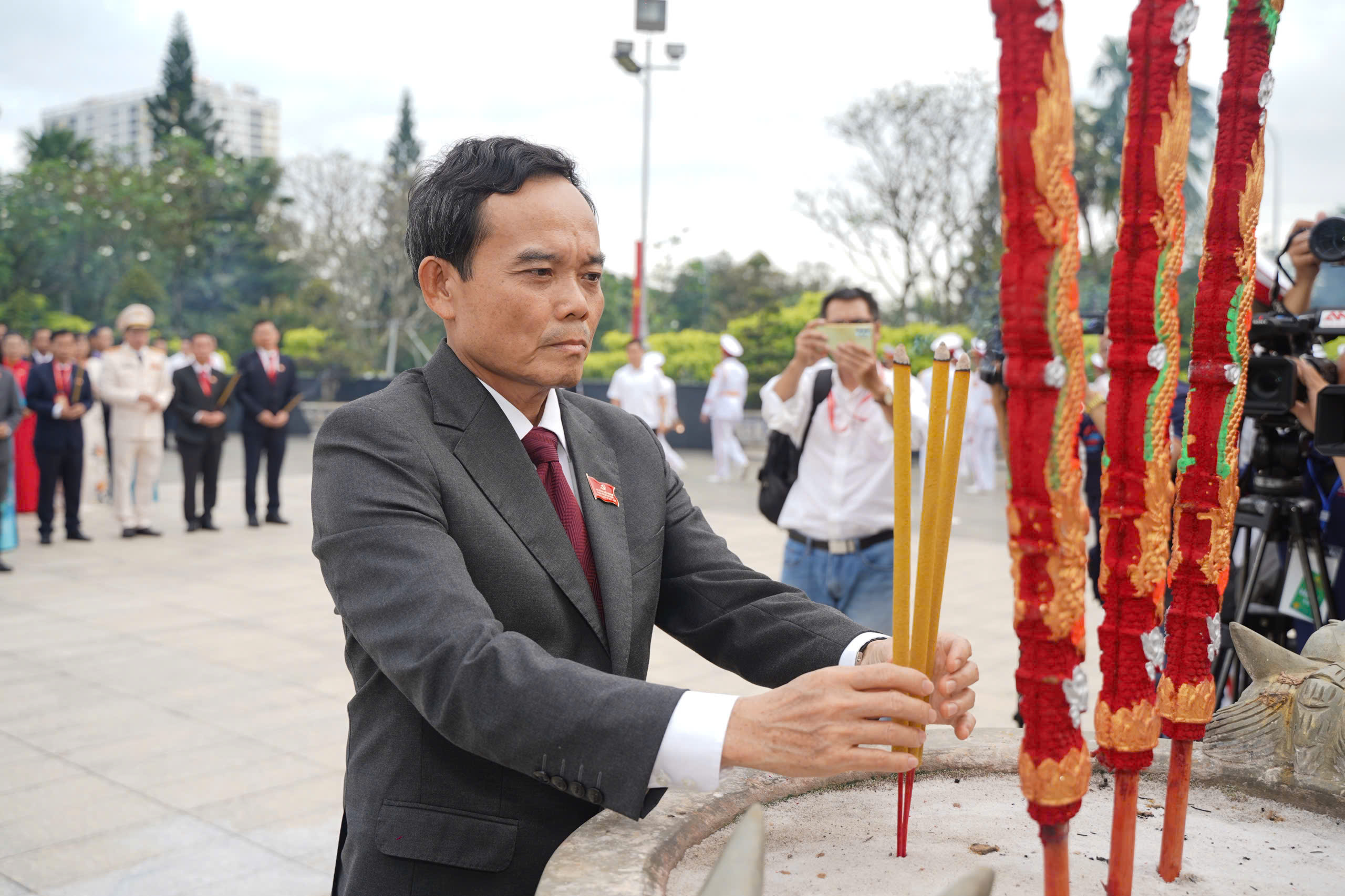 Bí thư Trần Lưu Quang cùng đoàn đại biểu TP.HCM dâng hương tưởng nhớ Anh hùng liệt sĩ
