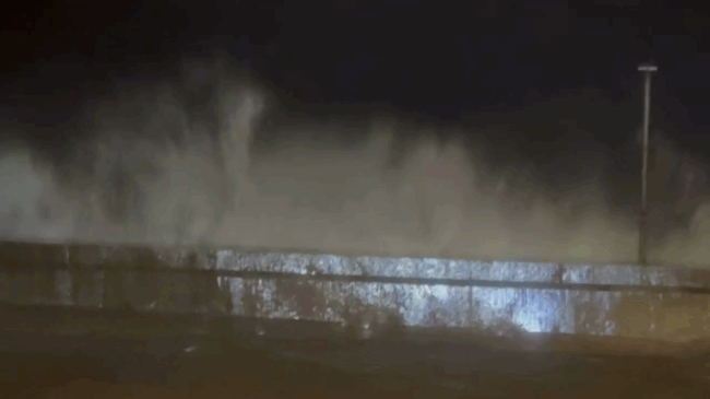 Bão số 13 gây nhiều thiệt hại, hàng trăm cuộc gọi cầu cứu, chính quyền túc trực xuyên đêm ứng phó