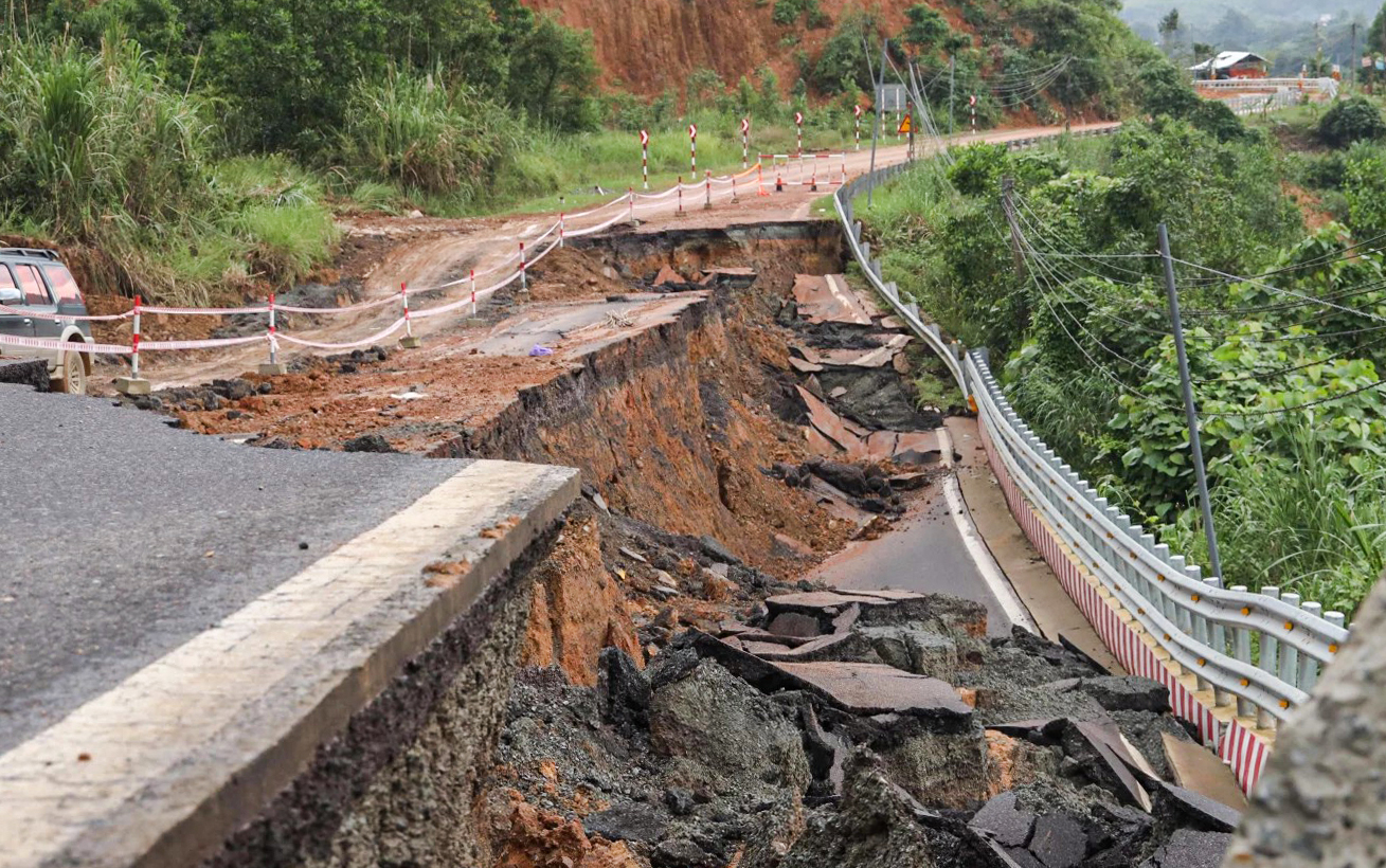 Đèo Khánh Lê sạt lở, mặt đường nứt toác sau nhiều trận mưa lớn