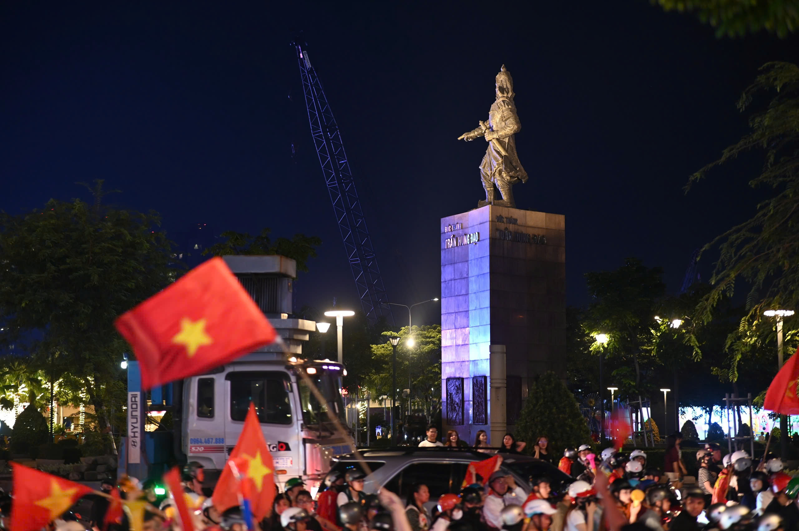 Người dân TP.HCM vẫn chấp hành luật giao thông khi đi ‘bão’ mừng chiến thắng của U22 Việt Nam