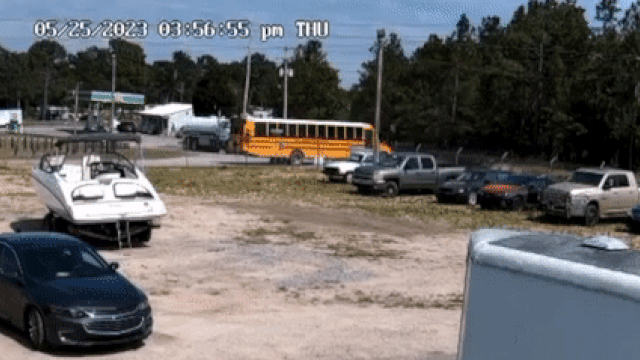 VIDEO: Xe bồn chở dầu lao thẳng vào xe buýt trường học, ít nhất 18 người nhập viện 