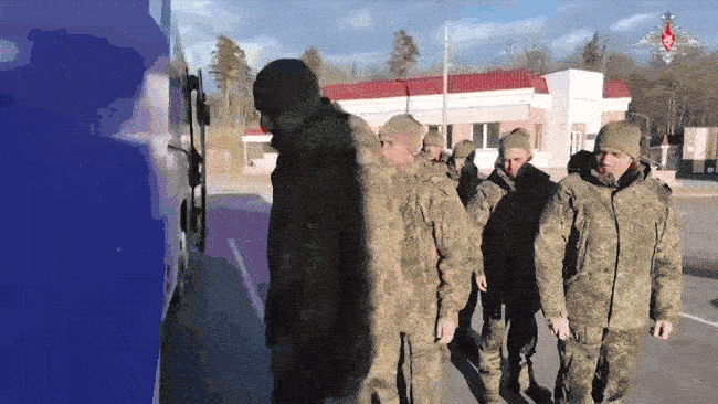 VIDEO: Nga, Ukraine trao đổi tù binh sau điện đàm Trump-Putin