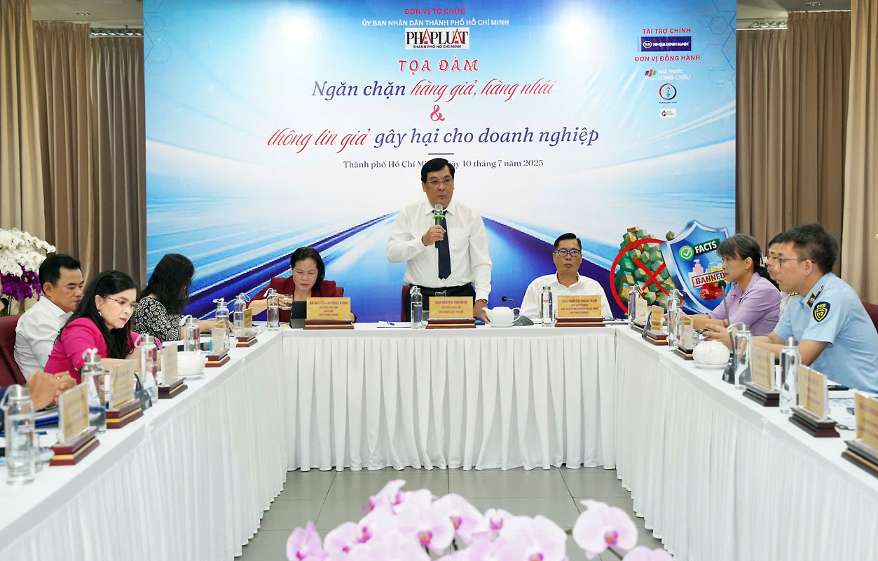 Ông Nguyễn Thái Bình, Phó Tổng biên tập báo Pháp Luật TP.HCM, phát biểu khai mạc Tọa đàm “Ngăn chặn hàng giả, hàng nhái và thông tin giả gây hại cho DN”.