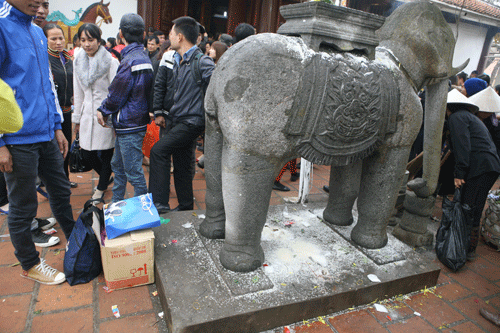 Toàn cảnh lễ hội và những 'biến dạng nguy hiểm' ảnh 10