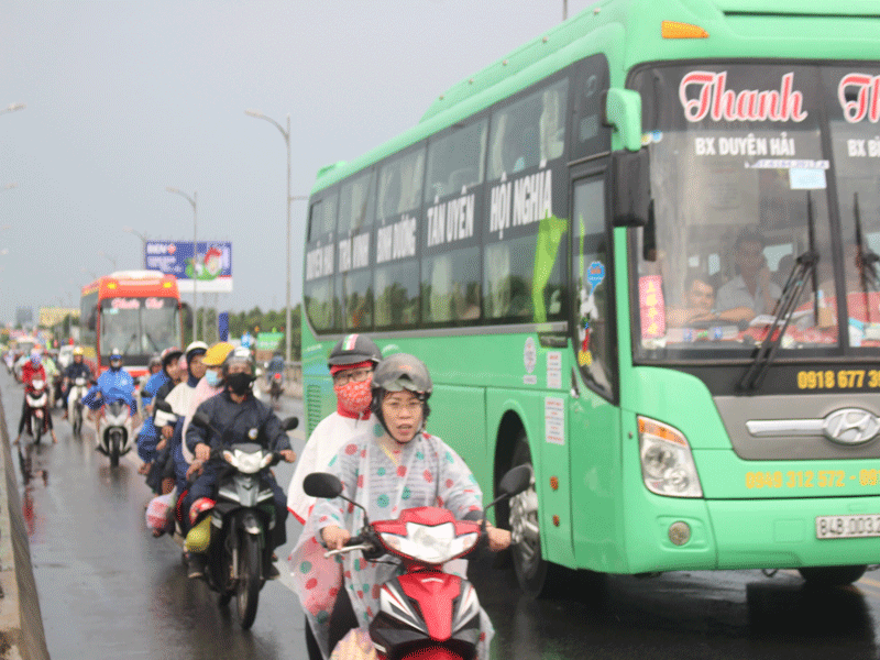 Hàng ngàn ô tô xếp hàng dài chờ qua cầu Rạch Miễu