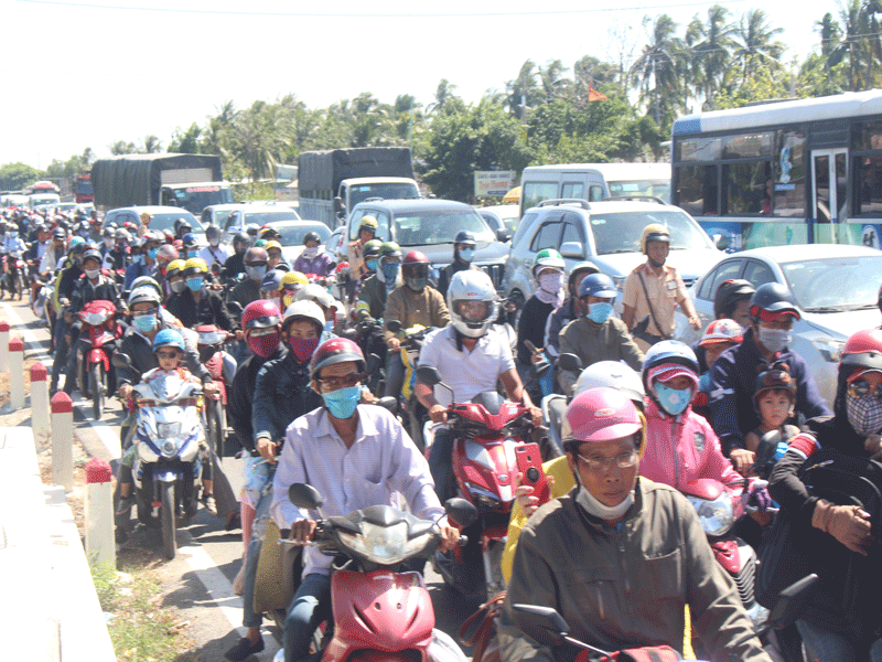 Đường miền Tây về TP.HCM kẹt cứng vì quá đông