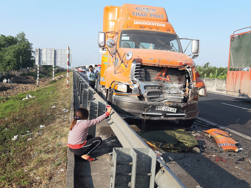 Container dừng trên cao tốc bị xe đầu kéo húc vào 