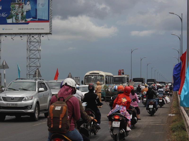 Dân đi chơi lễ, cầu Rạch Miễu liên tục ùn ứ