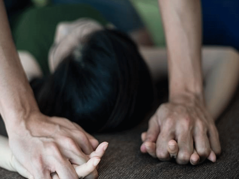 1 bé gái chậm phát triển bị hàng xóm xâm hại nhiều lần