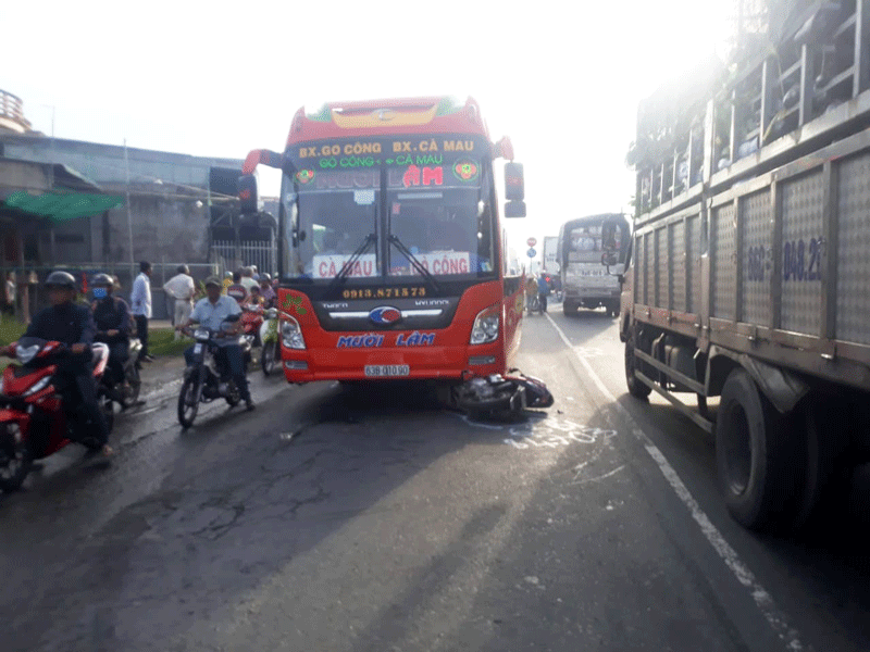 1 học sinh lớp 2 bị xe khách cán tử vong trên đường đi học