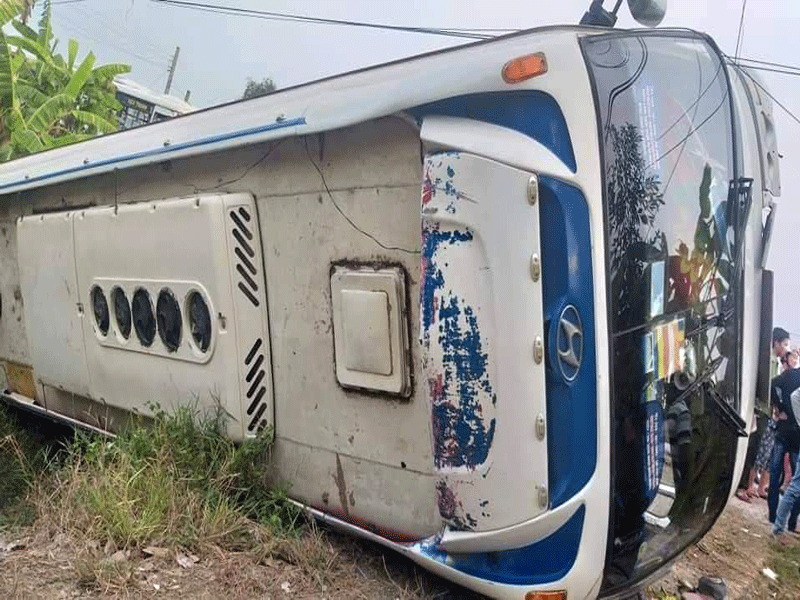 Lật xe chở công nhân, 10 người bị thương