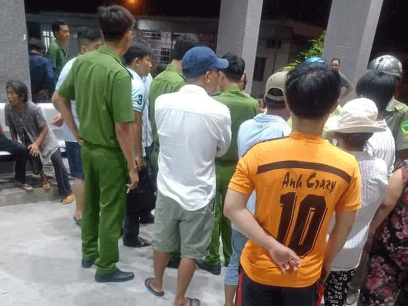 2 anh em bị con nợ đâm thương vong