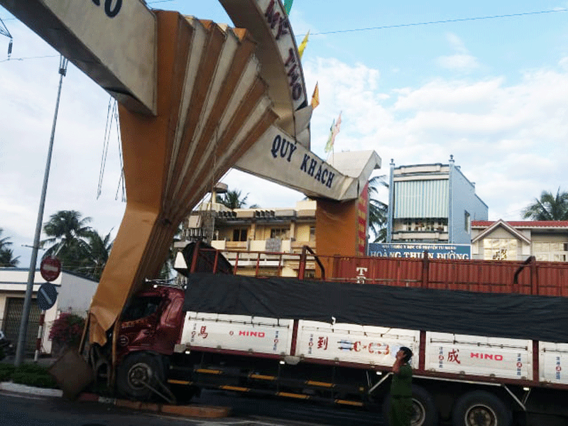 Xe tải húc chân cổng chào TP Mỹ Tho