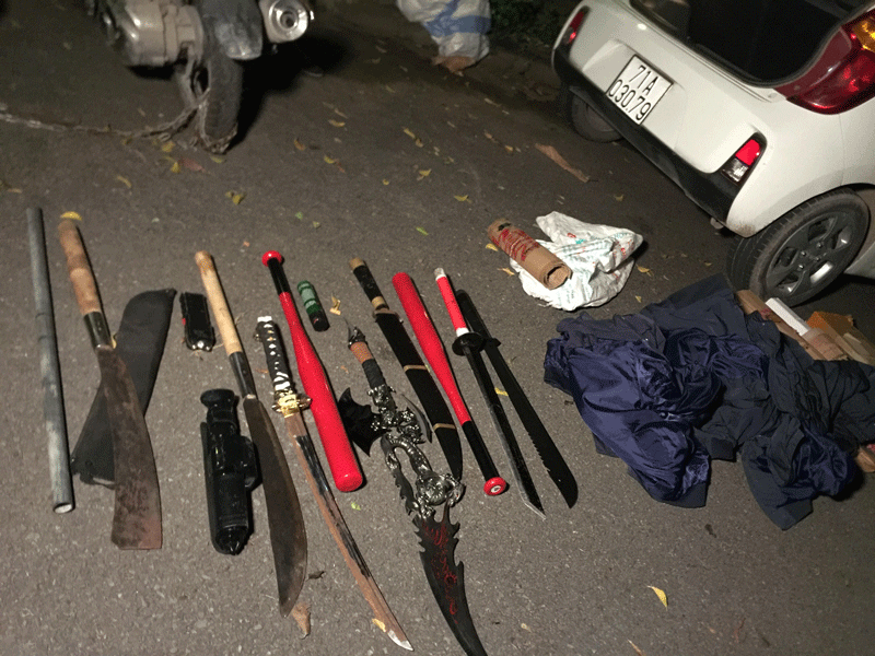 2 nhóm dàn trận, hỗn chiến kinh hoàng trên quốc lộ