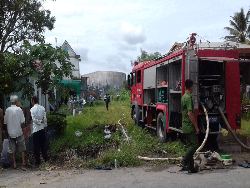 Kho giấy cháy dữ dội lúc nửa đêm ở Tiền Giang 