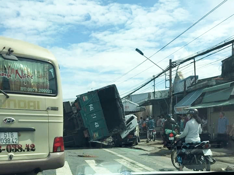 Tông xe liên hoàn, đường từ Trung Lương đi TP.HCM kẹt cứng