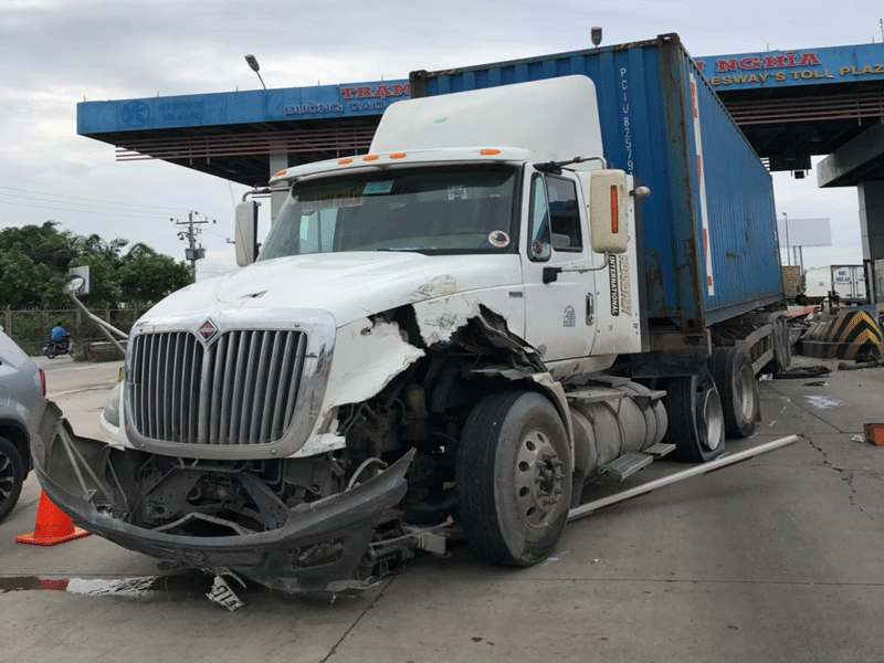 Container lao vào tạm thu phí cao tốc Trung Lương-TPHCM