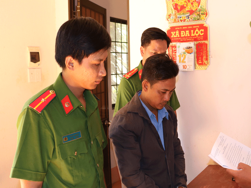 Cha dượng nhờ người đánh dằn mặt con riêng của vợ