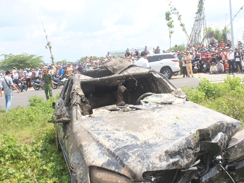 Vụ xe Mercedes lao xuống sông: Lái xe mới được cấp bằng lái