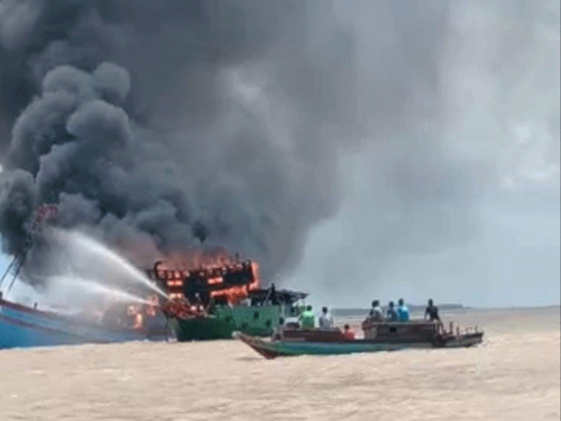 Cắt dây neo 2 tàu cháy dữ dội để cứu cả bến