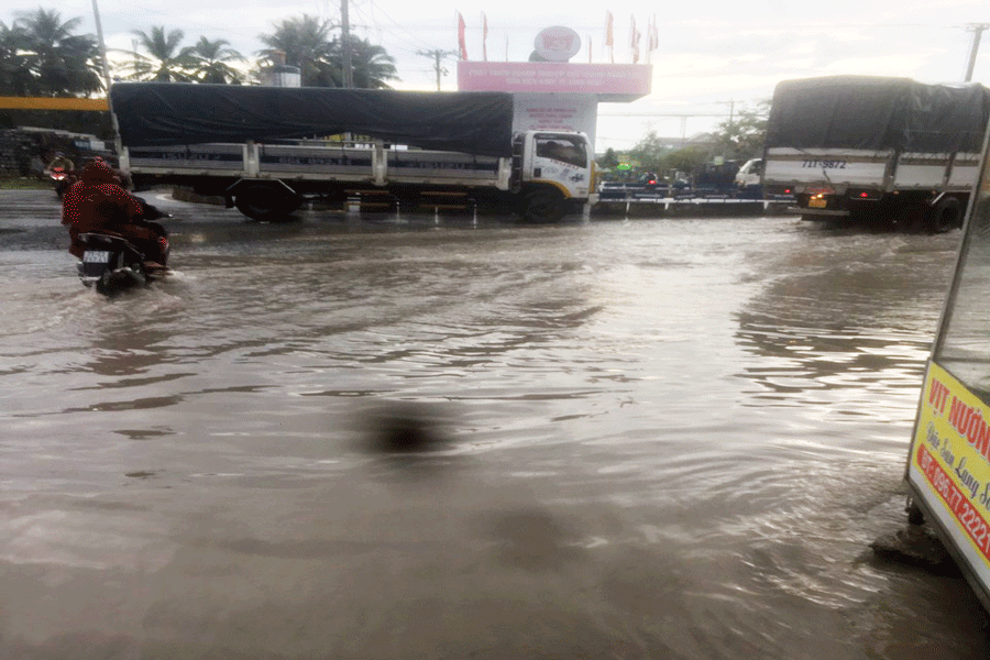 Nước ngập sâu tại vòng xoay An Khánh trên QL 60