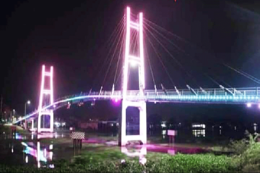 Xe chở nhựa đường quá tải, làm sụp cầu ở Long An