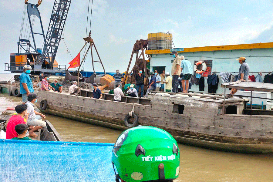  Dân lại kéo ra sông Cổ Chiên ngăn khai thác mỏ cát ảnh 1