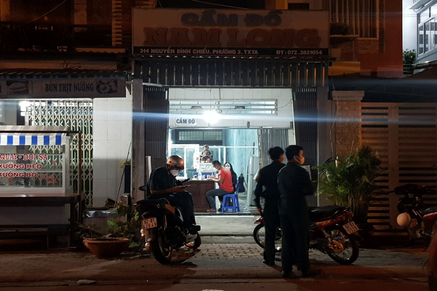  Lao vào tiệm cầm đồ, đâm trọng thương người chủ để cướp