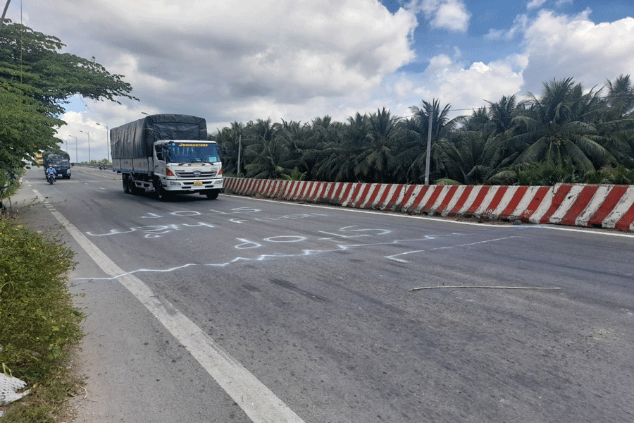 Mố cầu Tân Điền dẫn lên cầu Cổ Chiên sụp lún gây ra nhiều vụ tai nạn