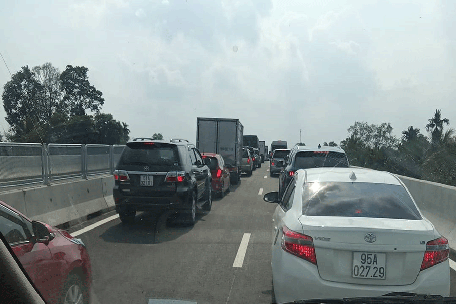 Xe đổ về Miền Tây, ùn ứ trên cao tốc Trung Lương - Mỹ Thuận
