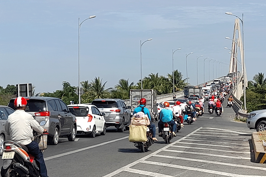 Cầu Rạch Miễu liên tục ùn ứ xe ngày Mùng 6 Tết