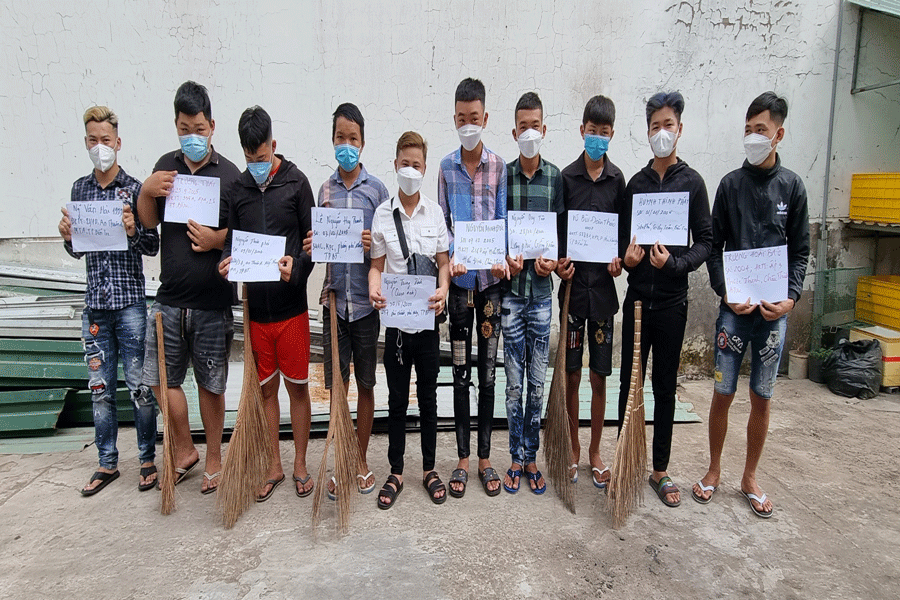 Công an làm việc với nhóm 'hỗn chiến bằng chổi' trên đường phố