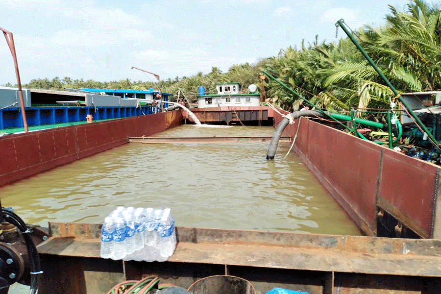 Thuê sà lan chở gần 200.000m3 nước ngọt về nhà máy nước cấp cho dân