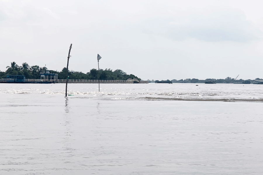 Cắm cây cảnh báo gần khu vực có chướng ngại vật nguy hiểm để phương tiện biết và tránh khi lưu thông.