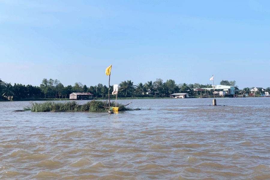 Hiện khu vực này đã được cảnh báo hướng dẫn phương tiện tránh chướng ngại vật nguy hiểm.