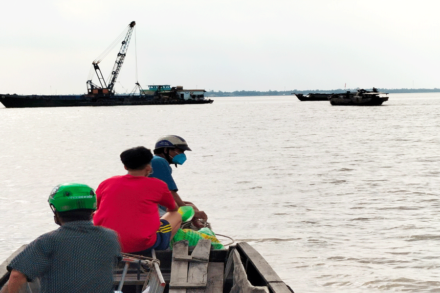 Khai thác cát trên sông Cổ Chiên tại mỏ cát Cẩm Sơn, huyện Mỏ Cày Nam, tỉnh Bến Tre. Ảnh: ĐH