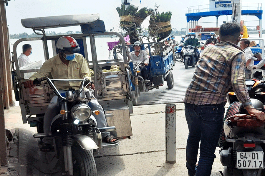 Bến đò Bang Tra vẫn công khai chở xe 3 bánh trái quy định rầm rộ qua sông Cổ Chiên Bến đò Bang Tra vẫn công khai chở xe 3 bánh trái quy định rầm rộ qua sông Cổ Chiên