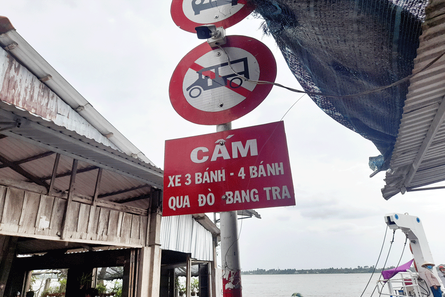 Biển cấm xe 3 bánh, 4 bánh qua đò Bang Tra nhưng chủ đò vẫn bất chấp chở xe trái quy định để thu lợi cá nhân Biển cấm xe 3 bánh, 4 bánh qua đò Bang Tra nhưng chủ đò vẫn bất chấp chở xe trái quy định để thu lợi cá nhân